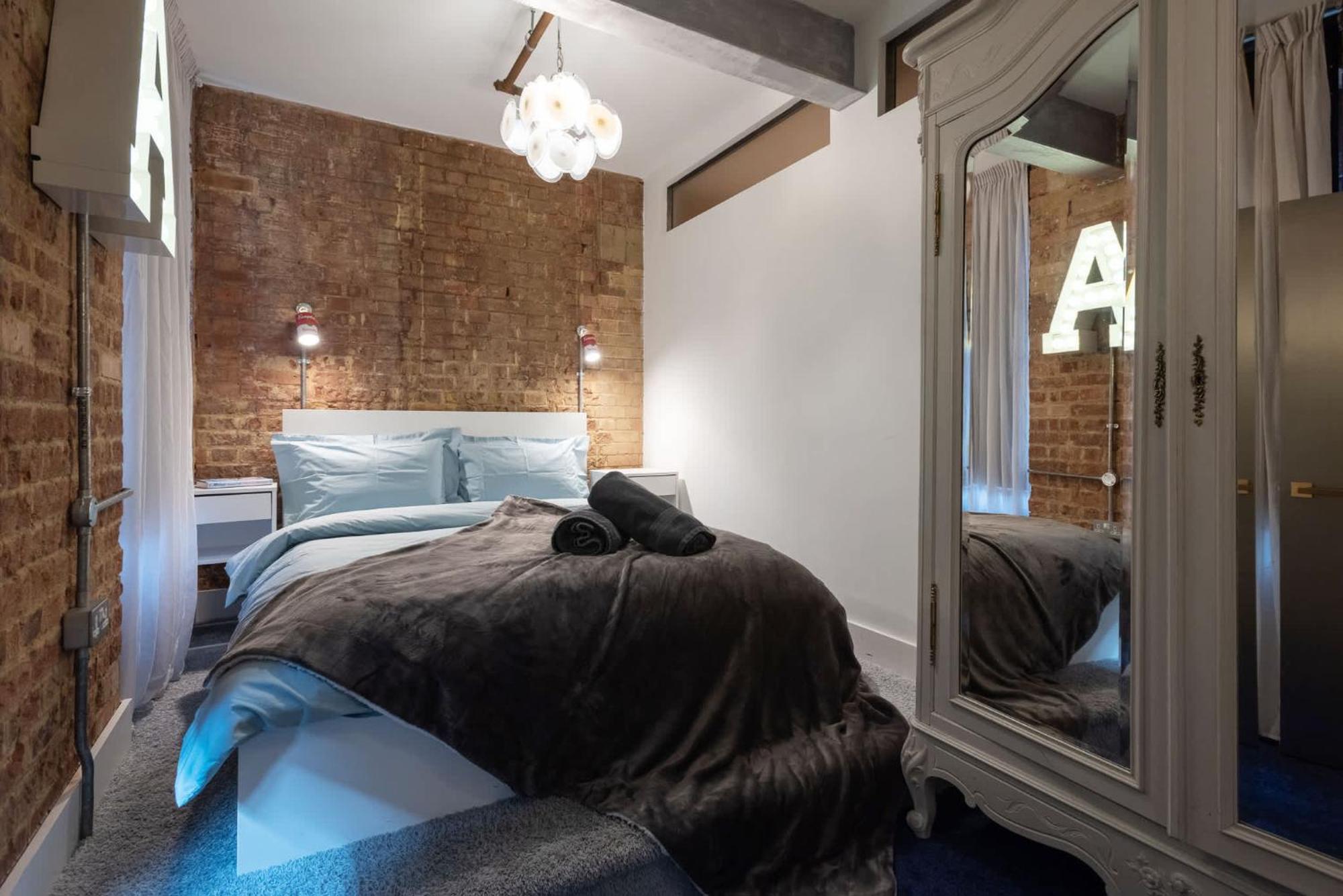 Amazingly Luxurious Loft Apartment, Soho - 3 Bedrooms, 2 Bath & Office ลอนดอน ภายนอก รูปภาพ