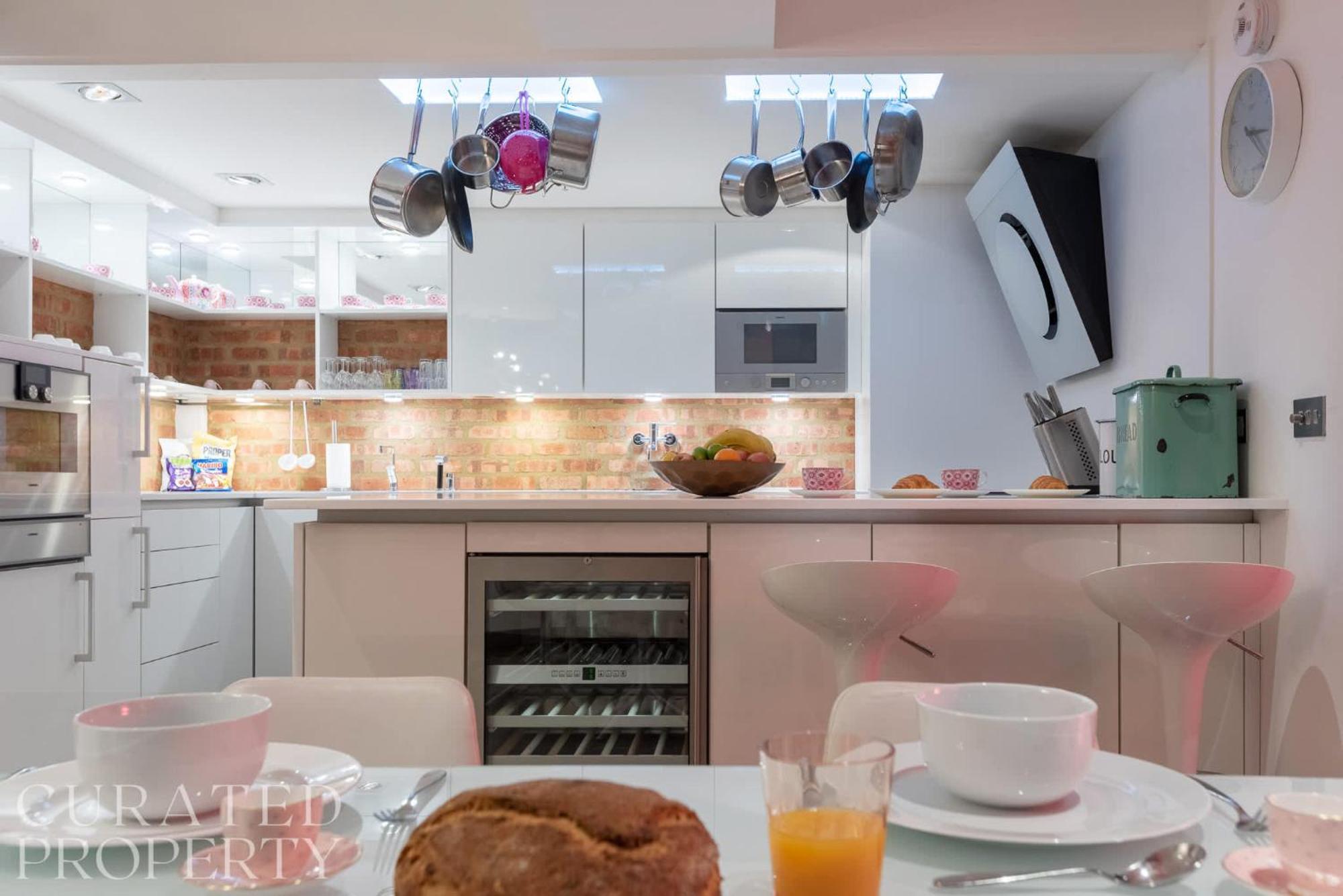 Amazingly Luxurious Loft Apartment, Soho - 3 Bedrooms, 2 Bath & Office ลอนดอน ภายนอก รูปภาพ
