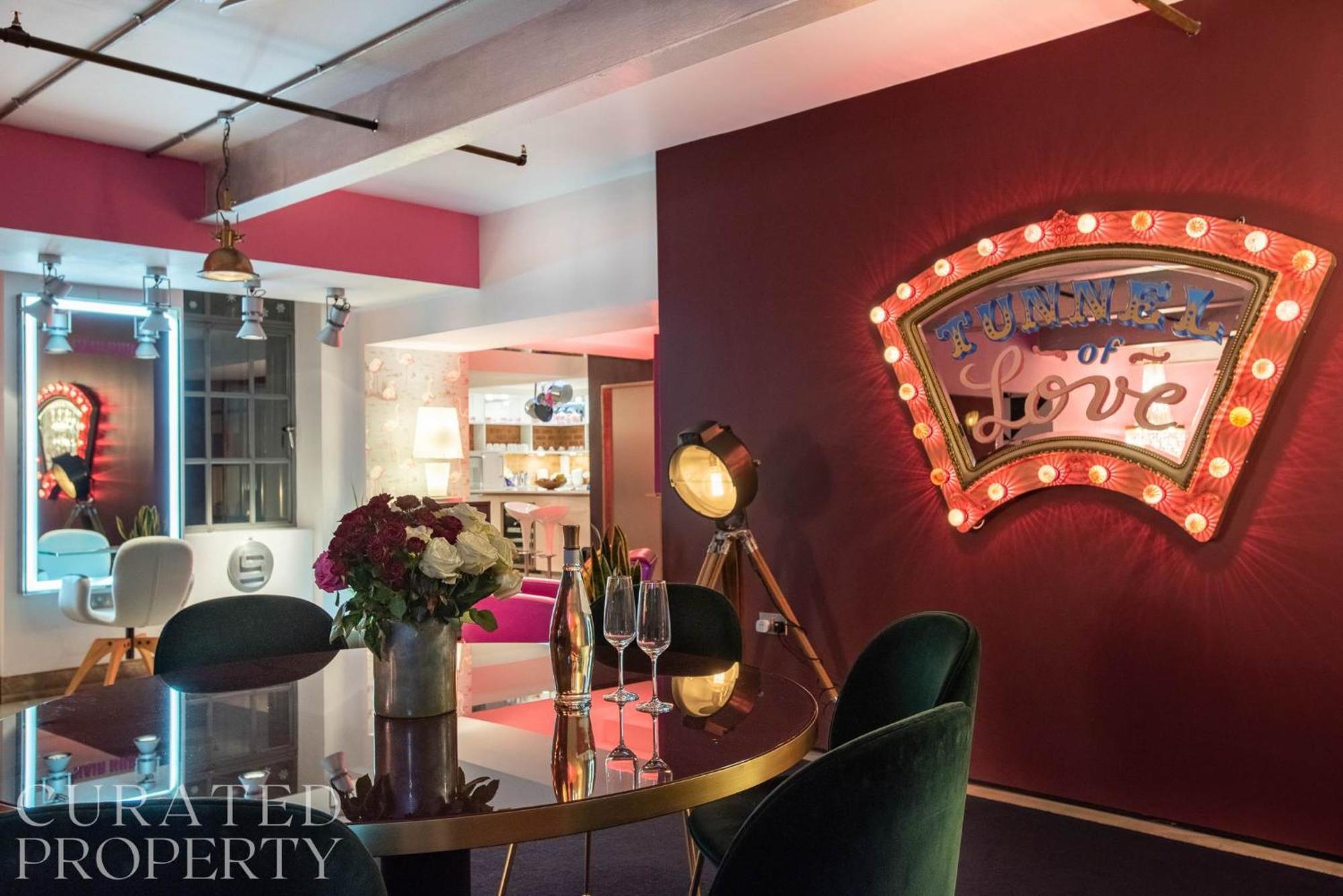 Amazingly Luxurious Loft Apartment, Soho - 3 Bedrooms, 2 Bath & Office ลอนดอน ภายนอก รูปภาพ